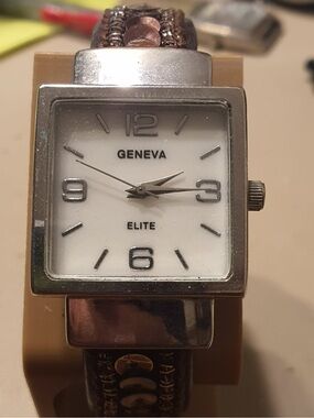 🦋10/$20🦋 Geneva Elite #2033 Silver/White Leather Women's Cuff Watch